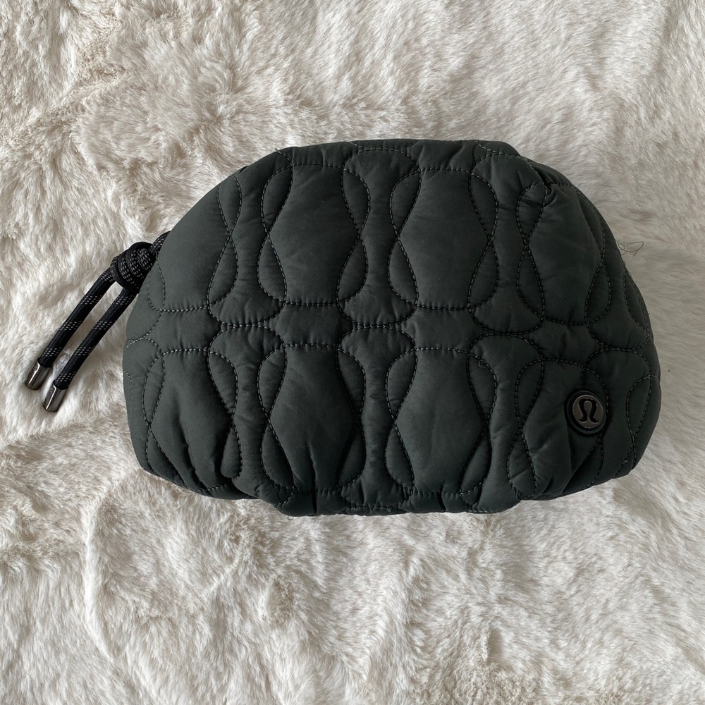 ❤️ Lululemon Quilted Pouch Smoked Spruce